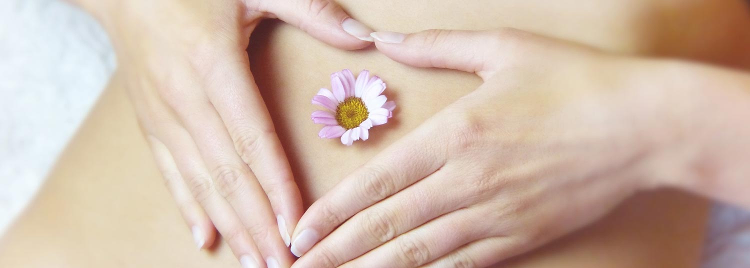 Steffi Brisch - Bauchgefühl - Blüte im Bauchnabel und Hand in Herzform
